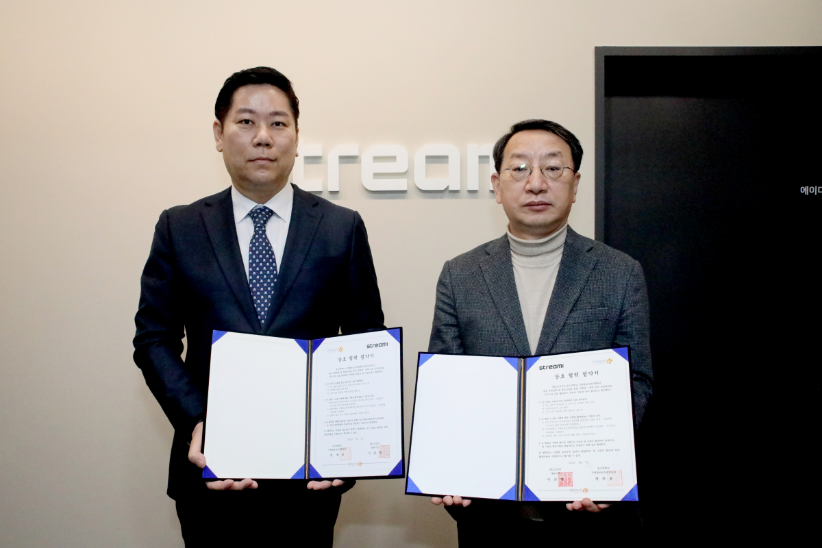 ▲지난 2월 7일 스트리미 본사에서 고팍스 이원경 CCO(오른쪽)와 동국대 국제정보보호대학원 황석진 교수가 인재 양성 산학협력 업무협약을 체결하였다. (사진제공=고팍스)