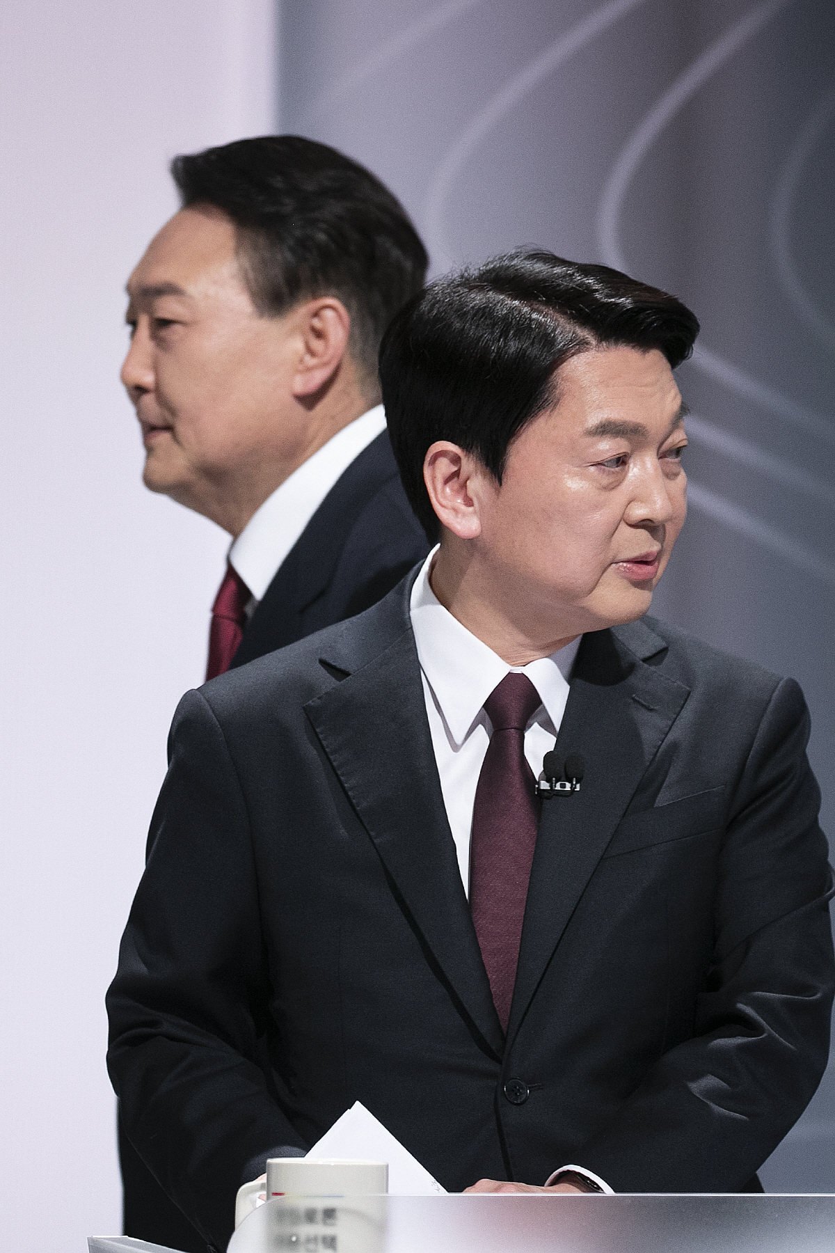 ▲2월 25일 서울 상암동 SBS 스튜디오에서 열린 중앙선거관리위원회가 주관하는 제20대 대통령선거 후보자 2차 정치분야 방송토론회에서 국민의힘 윤석열 대선후보(왼쪽)와 국민의당 안철수 대선후보가 인사를 한 뒤 이동하고 있다. 연합뉴스