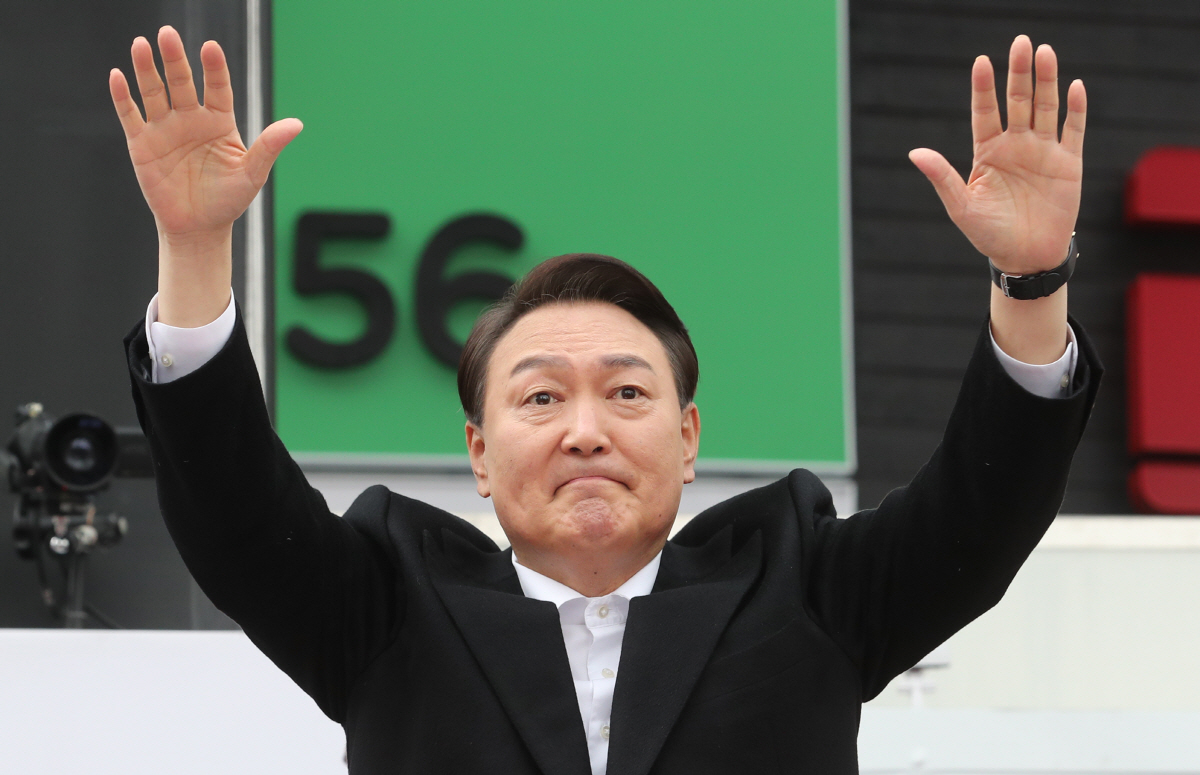 ▲국민의힘 윤석열 대선후보가 1일 서울 동작구 중앙대학교 병원 앞에서 열린 “의에 죽고 참에 살자!” 서울 동작 유세에서 지지자에게 인사하고 있다. 연합뉴스