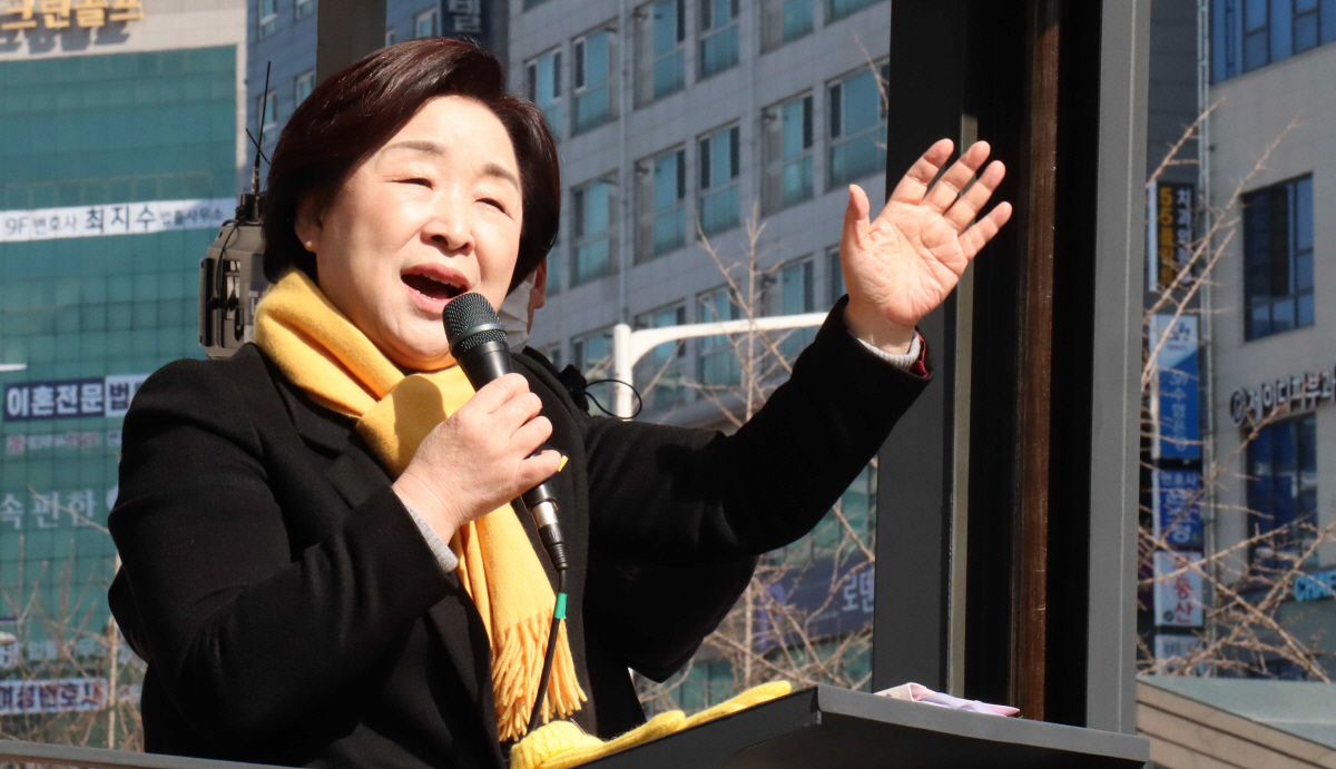 ▲심상정 정의당 대선 후보가 22일 대전 서구 시청앞 네거리에서 유세차에 올라 지나가는 시민들에게 지지를 호소하고 있다. 연합뉴스