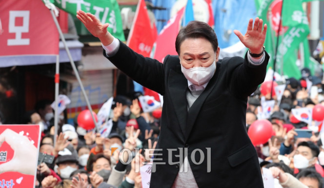 ▲윤석열 국민의힘 대선 후보가 1일 서울 서대문구 현대백화점 신촌점 유플렉스 앞에서 집중 유세를 열고 지지를 호소하고 있다. 신태현 기자 holjjak@ (이투데이DB)