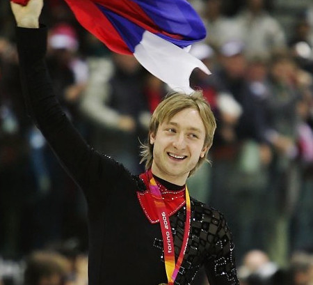 ▲2006년 토리노 동계올림픽에서 금메달을 수상한 뒤 러시아 국기를 흔들고 있는 예브게니 플루셴코.