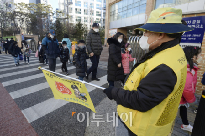 ▲전국 초·중·고교 새학기 개학일인 2일 서울 강서구 서울공항초등학교에서 학생들이 등교하고 있다. (조현호 기자 hyunho@)