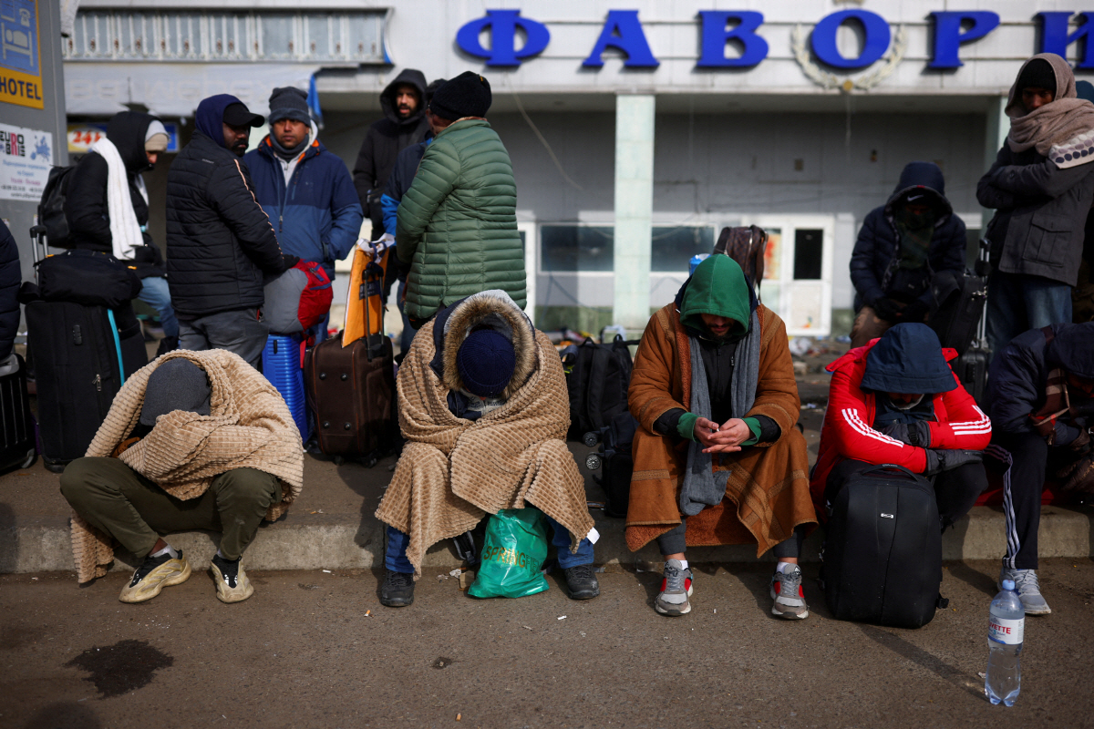 ▲외국인 피난민들이 1일(현지시간) 폴란드로 가기 위해 우크라이나 국경에서 대기하고 있다. 모스티스카/로이터연합뉴스