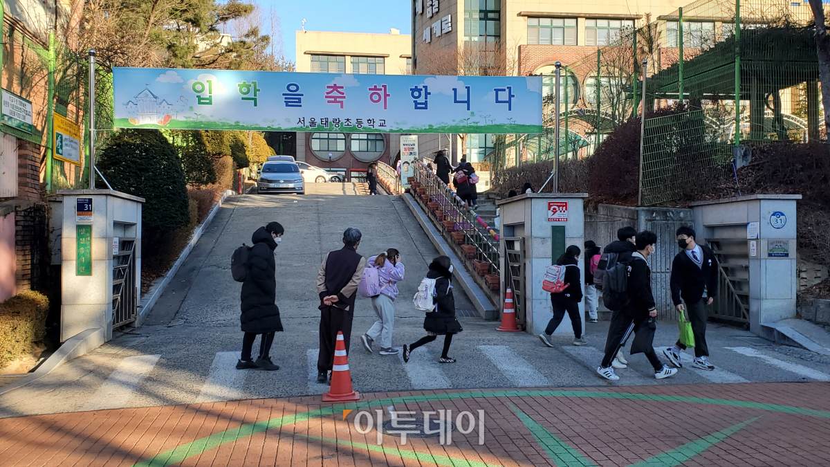 ▲새 학기 개학일인 2일 오전 서울 노원구 태랑초등학교에서 학생들이 등교하고 있다. (이시온 수습기자)