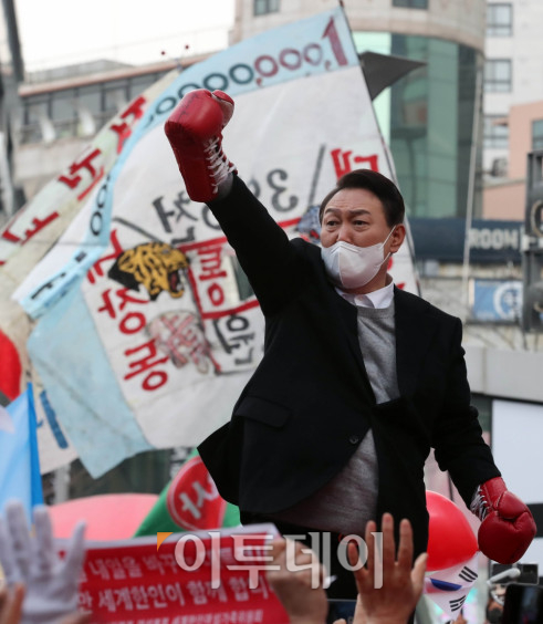 ▲윤석열 국민의힘 대선 후보가 1일 서울 서대문구 현대백화점 신촌점 유플렉스 앞에서 집중 유세를 열고 지지를 호소하고 있다. 신태현 기자 holjjak@ (이투데이DB)