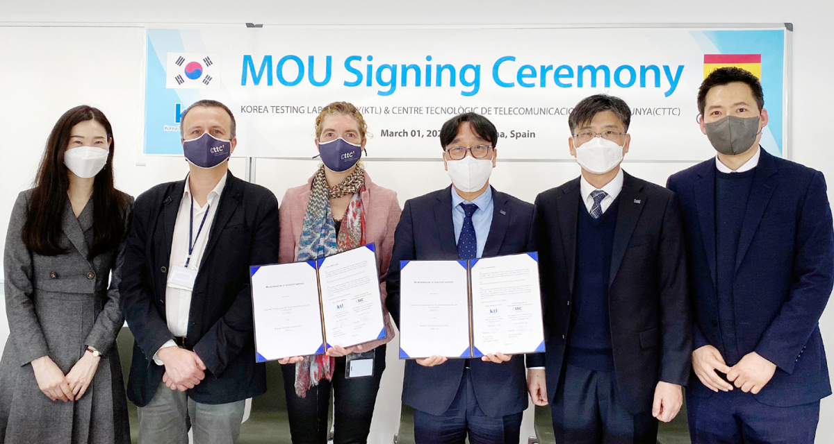 ▲ 신선희 KTL 해외사업센터 연구원(왼쪽부터), 카를레스 안톤 아로 CTTC EU R&D 그룹장, 아나 이 페레스-네이라 CTTC 기관장, 김세종 KTL 원장, 송태승 KTL 디지털산업본부장, 김진용 KTL 융복합기술센터장 등이 ‘5G 국제 표준화 협력 및 무선통신·네트워크 공동연구 업무협약’을 맺고 기념촬영을 하고 있다. (사진제공=KTL)
