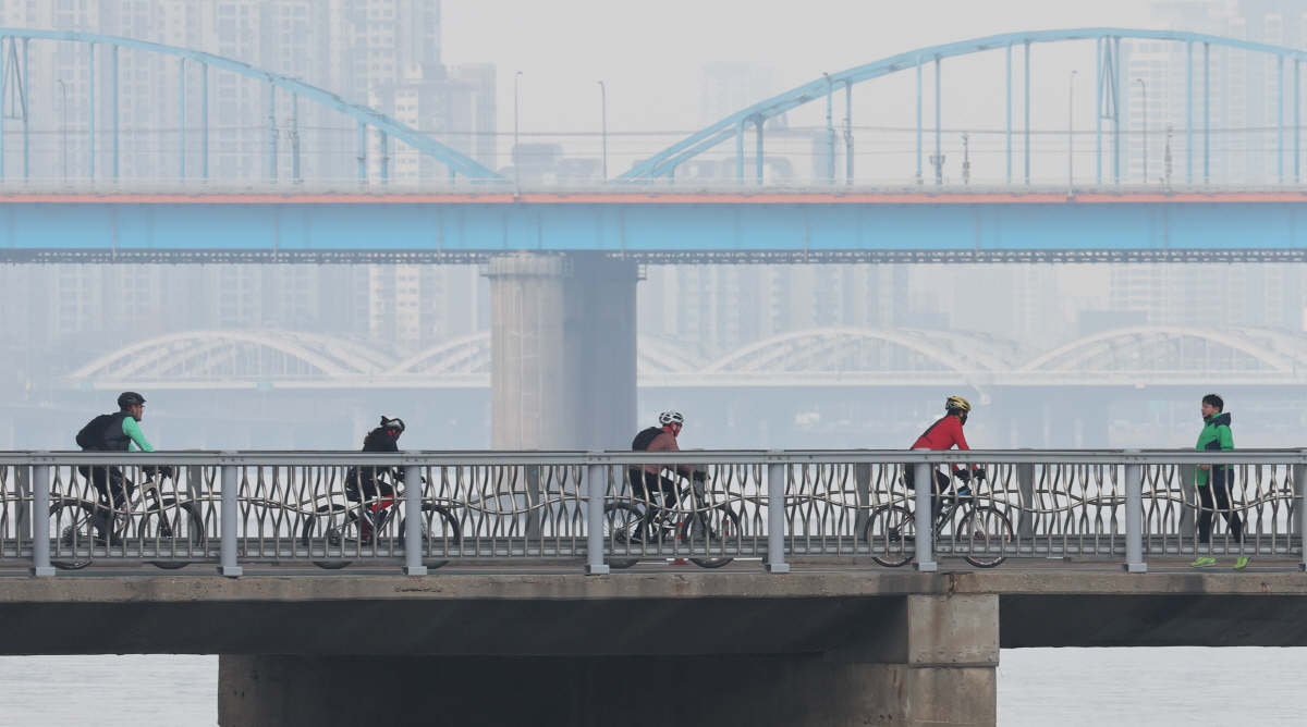 ▲서울 미세먼지 농도가 대체로 나쁨 수준을 보인 지난달 13일 서울 한강시민공원 잠수대교에서 시민들이 자전거를 타고 있다.
 (연합뉴스)