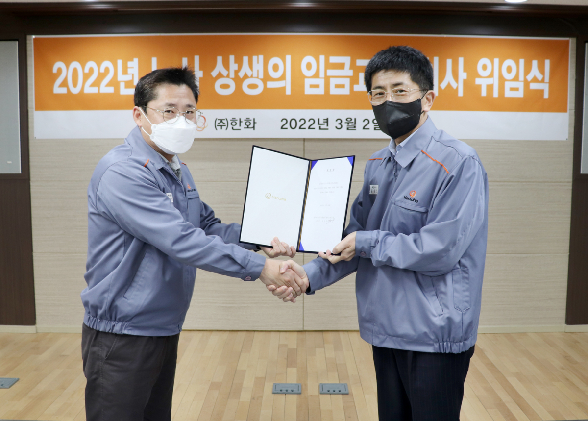 ▲2일 김승모 한화 방산부문 대표이사(오른쪽)와 정승우 노동조합위원장(왼쪽)이 한화 여수사업장에서 열린 ‘2022년 노사 상생의 임금교섭 위임식’에서 기념촬영을 하고 있다. (사진제공=한화)