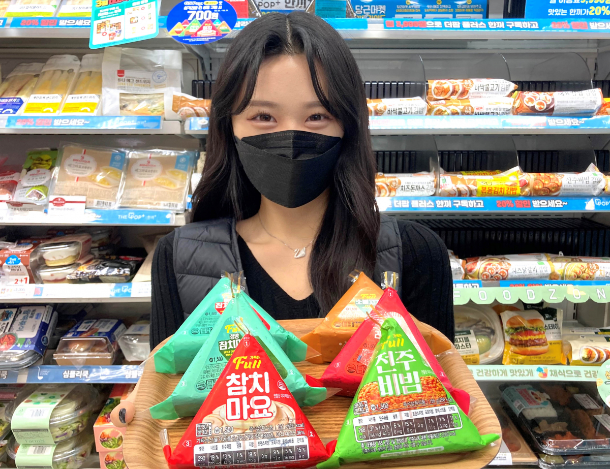 ▲GS25에서 모델이 풀체인지 삼각김밥을 들고 포즈를 취하고 있다.  (사진제공=GS25)