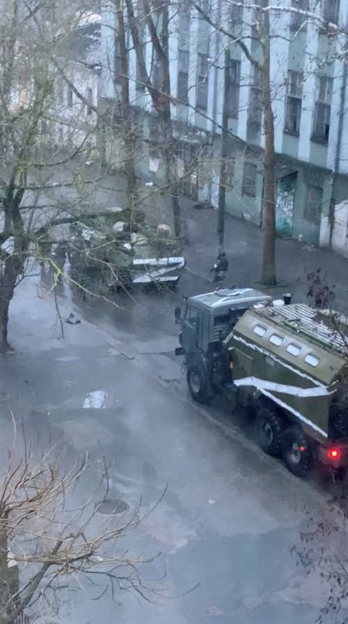 ▲러시아 군용 트럭과 탱크가 1일(현지시간) 우크라이나 남부 도시 헤르손 거리에서 이동하고 있다. 헤르손/로이터연합뉴스
