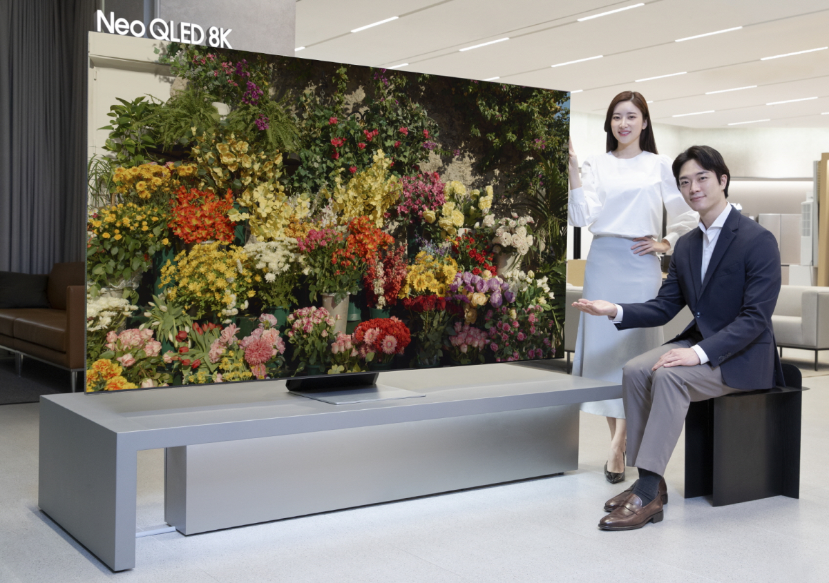 ▲삼성전자가 3월 22일 Neo QLED 포함 2022년형 TV 신제품 국내 공식 출시를 앞두고 3일부터 14일까지 Neo QLED 신제품 사전 판매를 진행한다. 사진은 삼성전자 모델이 삼성 디지털프라자 대치본점에서 2022년형 Neo QLED 8K를 소개하는 모습. (사진제공=삼성전자)