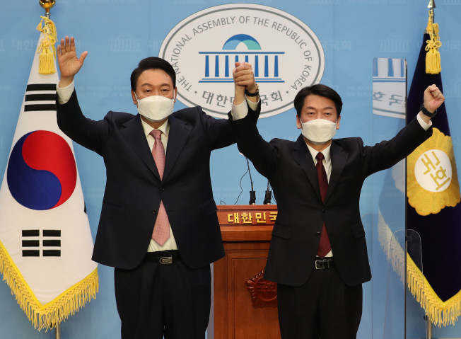 ▲국민의힘 윤석열 대선 후보와 국민의당 안철수 대선 후보가 3일 오전 국회 소통관에서 단일화 기자회견을 마치며 포즈를 취하고 있다.  (연합뉴스)