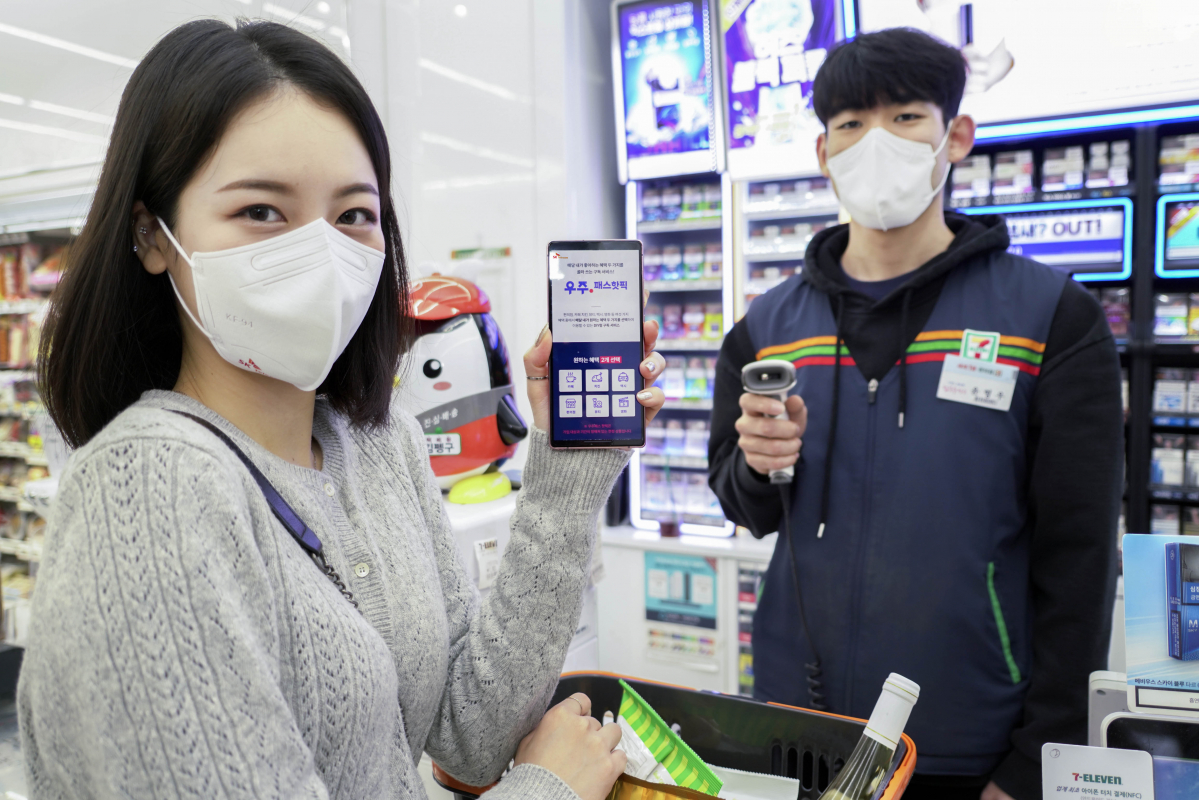 ▲SK텔레콤은 생활밀착형 상품들로 구성된 프로모션형 구독 상품 ‘우주패스 핫픽’을 새롭게 선보인다고 3일 밝혔다. SKT 홍보 모델이 제휴처에서 ‘우주패스 핫픽’을 소개하고 있다.  (사진제공=SK텔레콤)