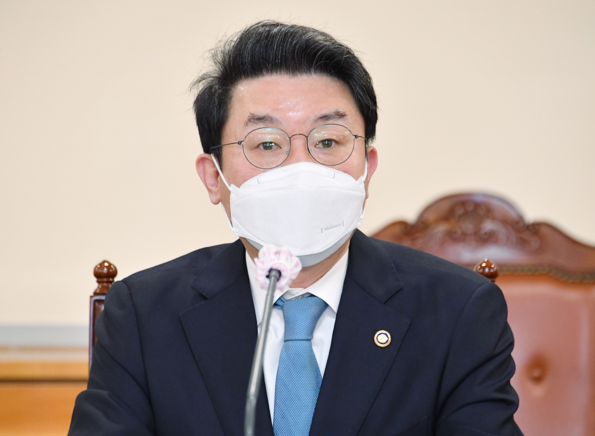 ▲이억원 기획재정부 차관이 3월 3일 서울 중구 은행회관에서 열린 '제10차 우크라이나 사태 비상대응 TF 회의 겸 거시경제 금융회의'를 주재, 모두발언을 하고 있다. (사진제공=기획재정부)