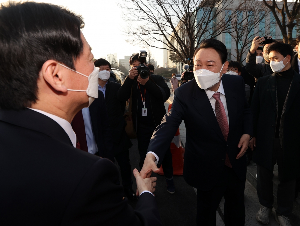 ▲윤석열 국민의힘 대선 후보와 안철수 국민의당 대선 후보가 3일 오전 서울 여의도 국회 소통관에서 단일화 기자회견에 앞서 만나 악수하고 있다. 신태현 기자 holjjak@ (이투데이DB)