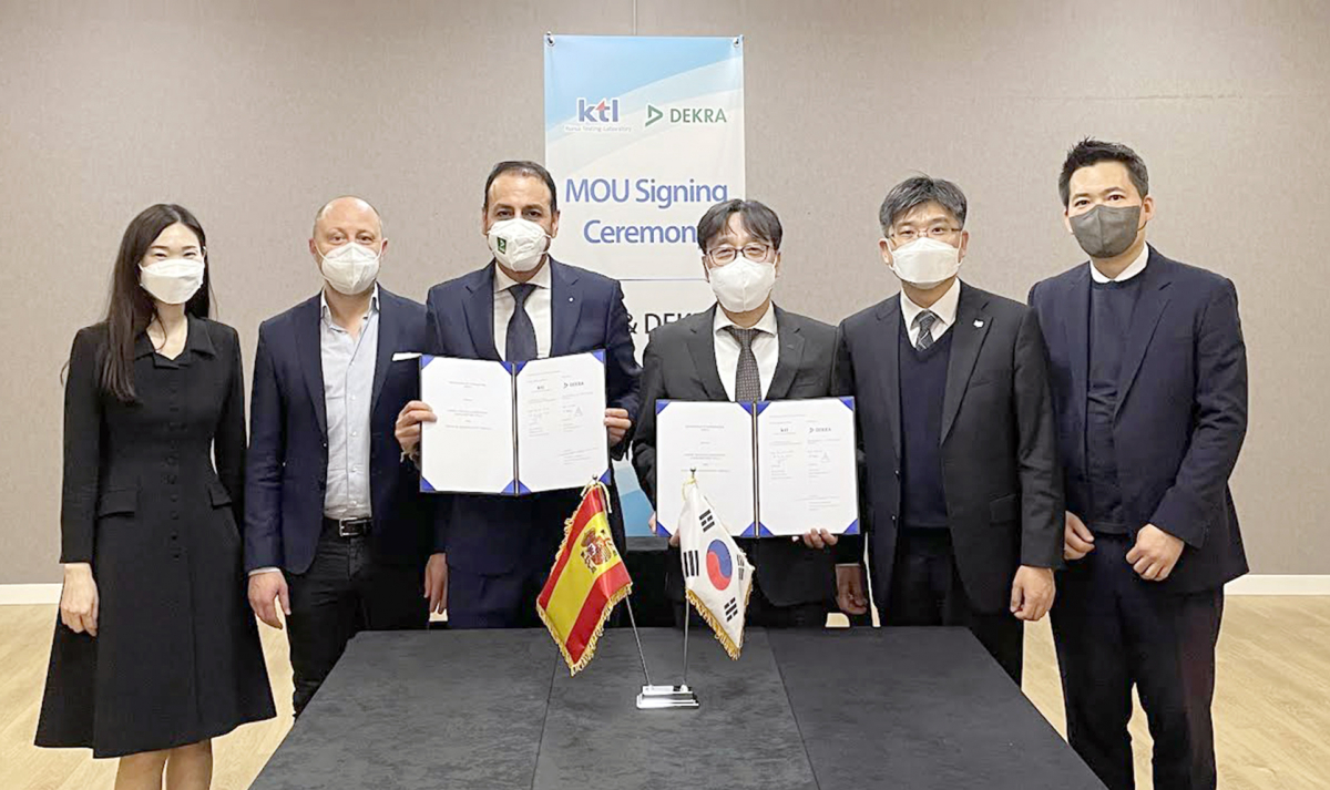 ▲신선희 KTL 해외사업센터 연구원(왼쪽부터), 케림 갈랄 DEKRA SE 부사장, 페르난도 에 하다르스말 DEKRA SE 부사장, 김세종 KTL 원장, 송태승 KTL 디지털산업본부장, 김진용 KTL 융복합기술센터장이 업무협약을 체결한 뒤 기념촬영을 하고 있다. (사진제공=KTL)