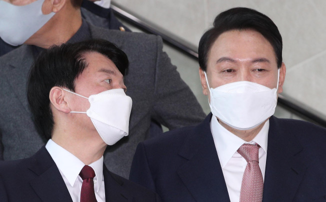 ▲국민의힘 윤석열 대선 후보와 국민의당 안철수 대선 후보가 3일 오전 국회 소통관에서 단일화 기자회견을 마친 뒤 함께 이동하고 있다. (연합뉴스)