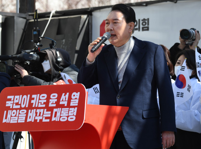 ▲국민의힘 윤석열 대선후보가 3일 충남 천안 신세계백화점 앞에서 열린 유세현장에서 지지를 호소하고 있다.  (연합뉴스)