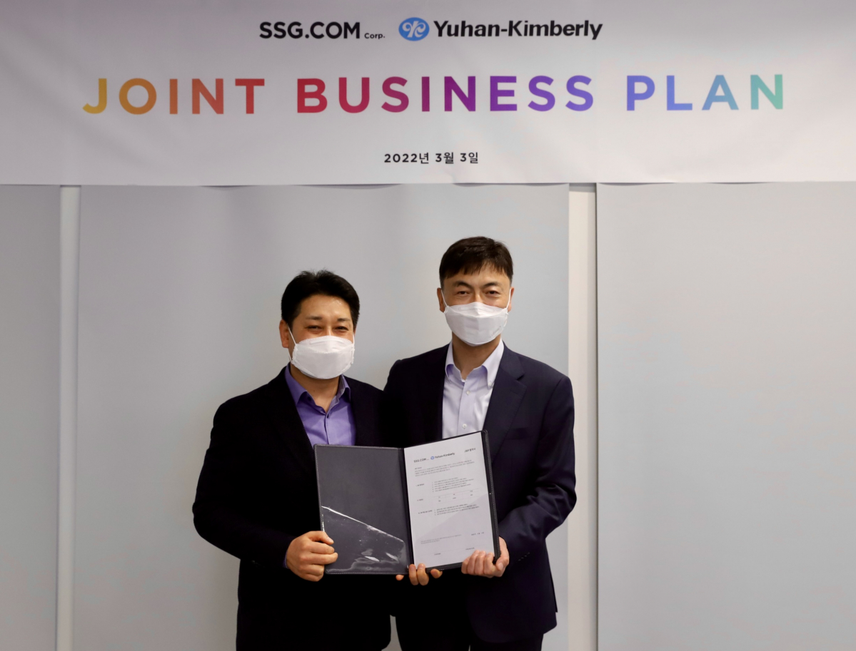 ▲황운기 SSG닷컴 상품본부장(왼쪽)과 이승호 유한킴벌리 고객사업부문장이 업무제휴협약 체결 후 기념 촬영을 하고 있다.  (사진제공=SSG닷컴)