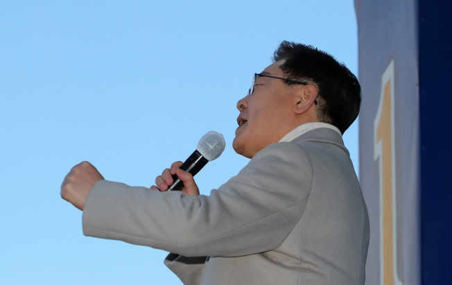 ▲더불어민주당 이재명 대선 후보가 23일 오후 충남 당진 어시장에서 열린 유세에서 연설하고 있다. (연합뉴스)