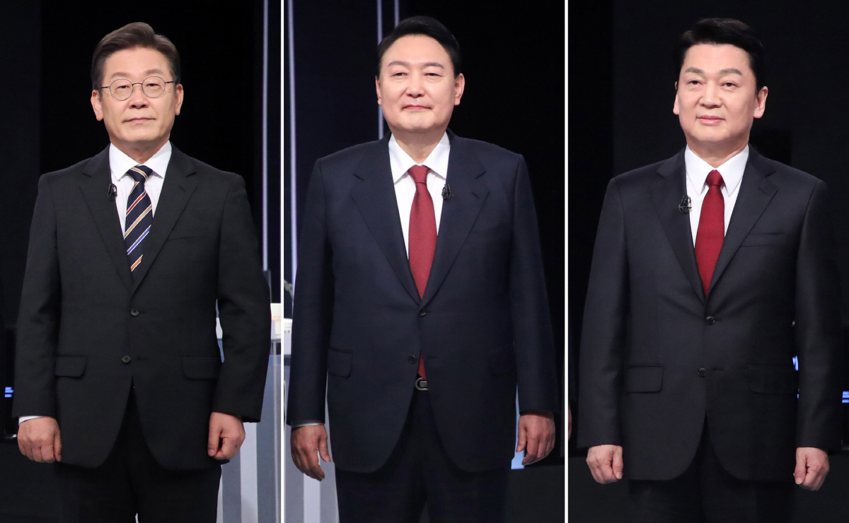 ▲(연합뉴스) 2일 서울 KBS 스튜디오에서 열린 중앙선거관리위원회가 주관하는 제20대 대통령선거 후보자 3차 사회분야 방송토론회에 참석한 이재명 더불어민주당, 윤석열 국민의힘, 안철수 국민의당 대선후보(왼쪽부터).
