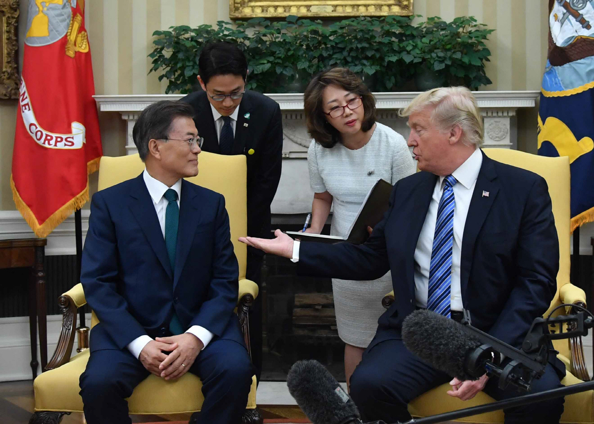 ▲(뉴시스) 2017년 7월 문재인 대통령과 도널드 트럼프 전 미국 대통령이 미국 워싱턴 백악관에서 한미정상회담을 하고 있다.
