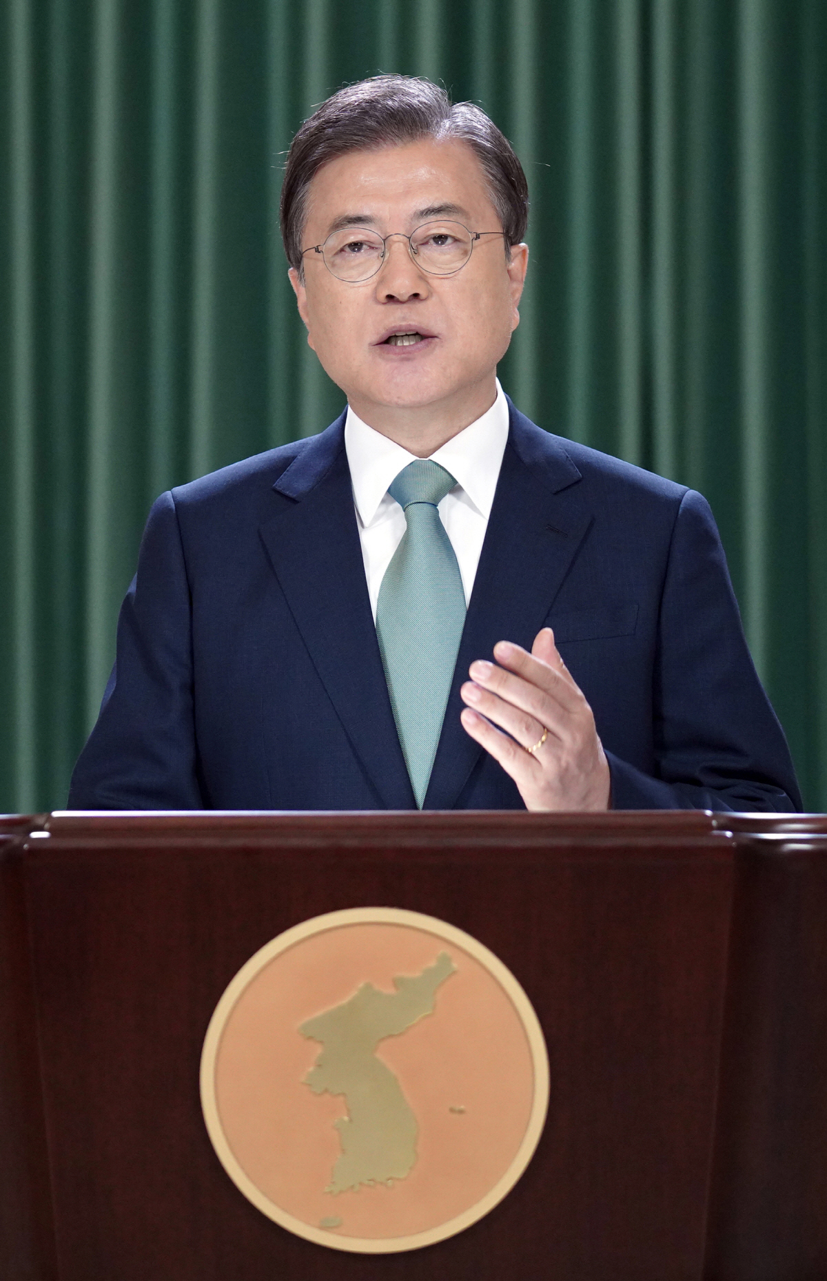 ▲(사진제공=청와대) 문재인 대통령이 2020년 6월 15일 청와대 충무실에서 ‘6.15 남북공동선언’ 20주년 기념식 축사를 영상을 통해 전하고 있다. 문 대통령이 맨 넥타이는 지난 2000년 고(故) 김대중 대통령이 6.15 남북공동선언 당시 착용한 넥타이.
