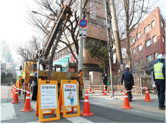 ▲옥수역 앞 옥정초등학교 통학로 전신주 제거 현장. (사진제공=성동구)