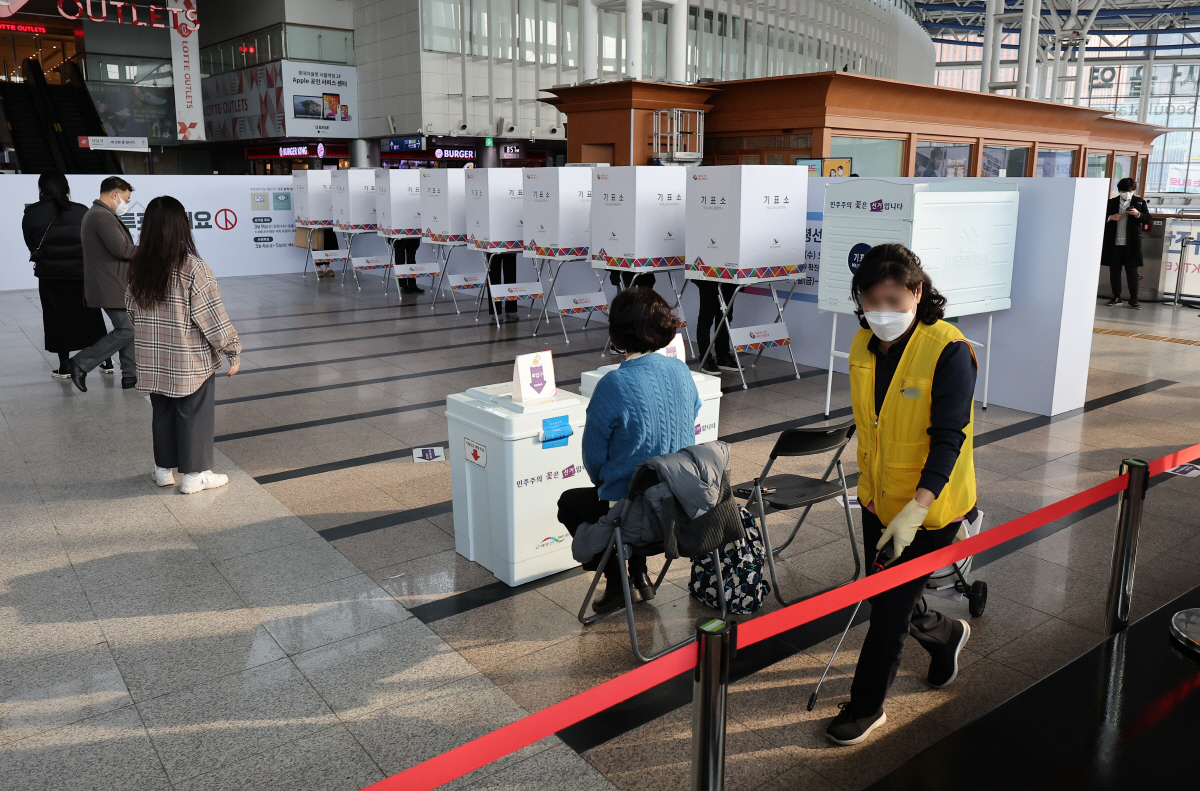 ▲(연합뉴스) 제20대 대통령선거 사전투표 첫날인 4일 오전 서울 중구 서울역에 마련된 남영동 사전투표소에서 서울역 관계자가 투표소 방역 소독을 하고 있다.
