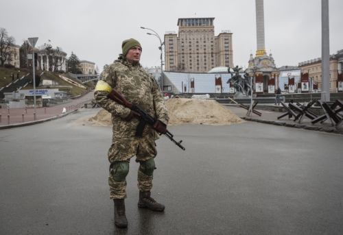 ▲우크라이나군이 수도 키이우 경계를 서고 있다. 키이우/EPA연합뉴스
