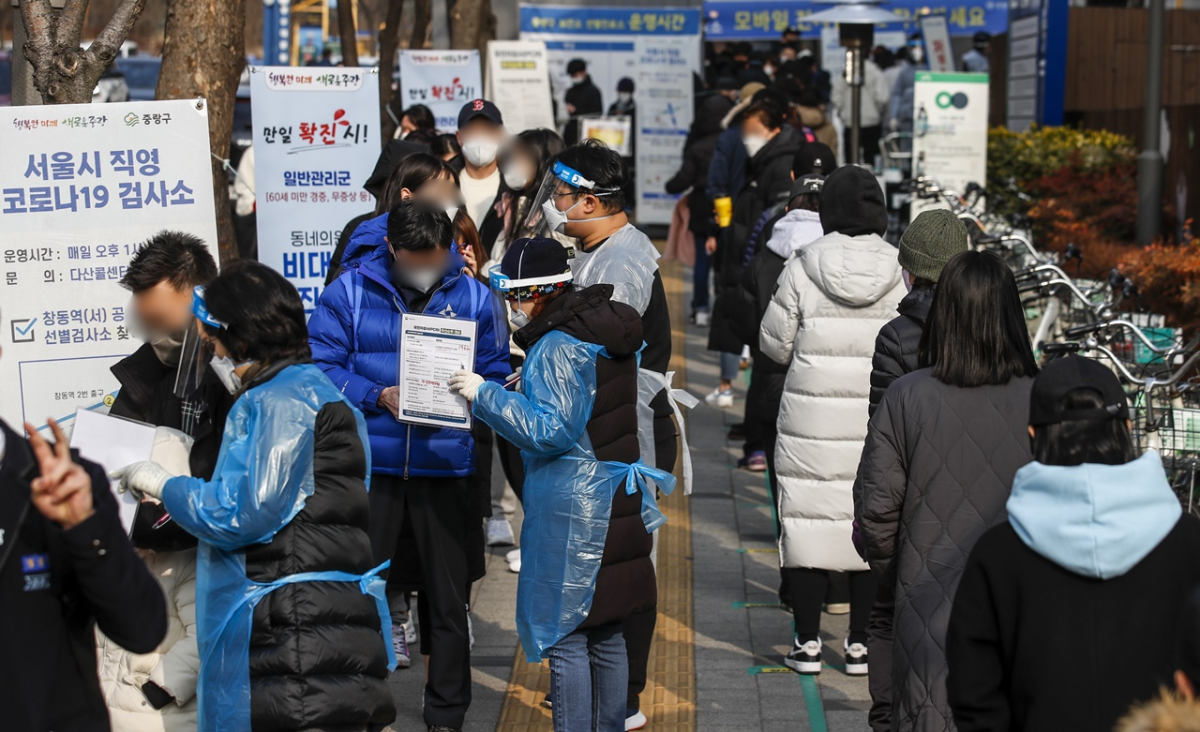▲4일 오전 서울 중랑구 중랑구보건소 코로나19 선별진료소를 찾은 시민들이 검사를 받기 위해 줄 서 있다. (뉴시스)