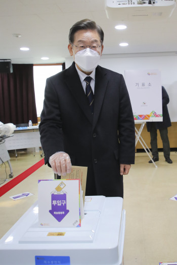 ▲더불어민주당 이재명 대선 후보가 4일 오전 서울 중구 소공동 주민센터에 마련된 사전투표소에서 투표하고 있다. (국회사진기자단)