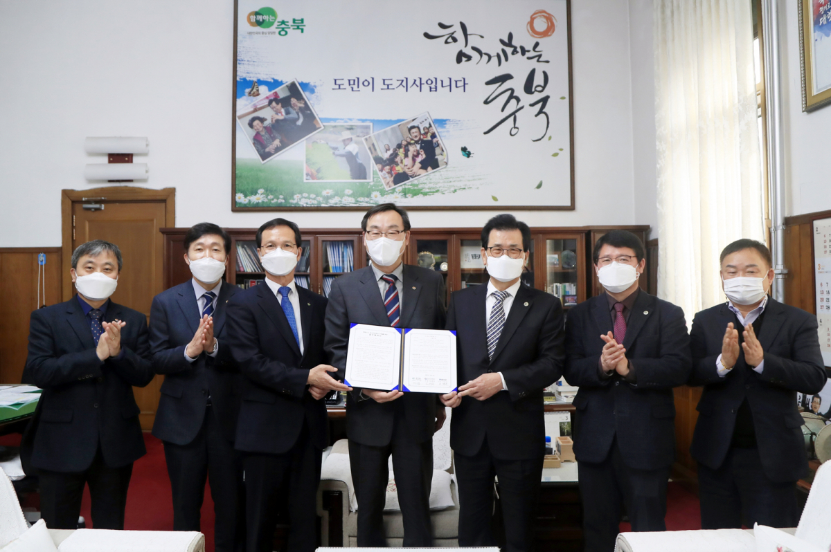 ▲조병옥 음성군수(왼쪽 세번째부터), 임해종 가스안전공사사장, 이시종 충북도지사 등이 MOU 체결후 기념촬영을 하고 있다. (사진제공=한국가스안잔공사)