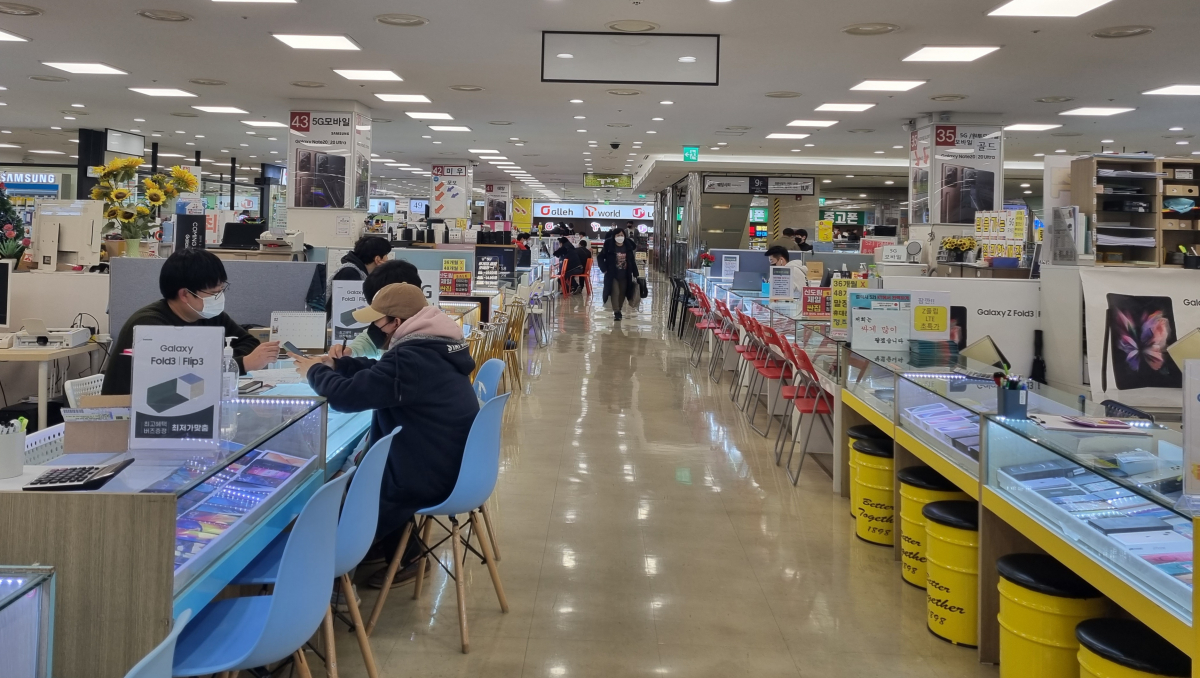 ▲4일 오후 2시에 찾은 서울 구로구 신도림 테크노마트 9층 휴대폰 상가의 모습. 핸드폰을 판매하는 최 씨는 코로나19 사태 이후 손님이 점차 줄어 10분의 1수준이 됐다고 했다. (유하영 수습기자 haha@)