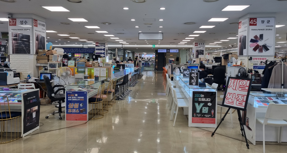 ▲4일 오후 2시에 찾은 서울 구로구 신도림 테크노마트 9층 휴대폰 상가가 한산하다.  (유하영 수습기자 haha@)