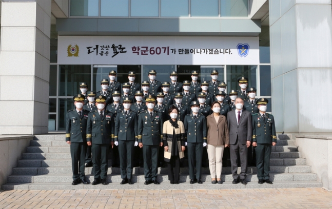 ▲남영신 육군참모총장(왼쪽에서 네 번째), 양보경 총장(왼쪽에서 다섯 번째), 제218학군단 60기가 임관식 후 기념사진을 촬영하고 있다. (성신여대 제공)