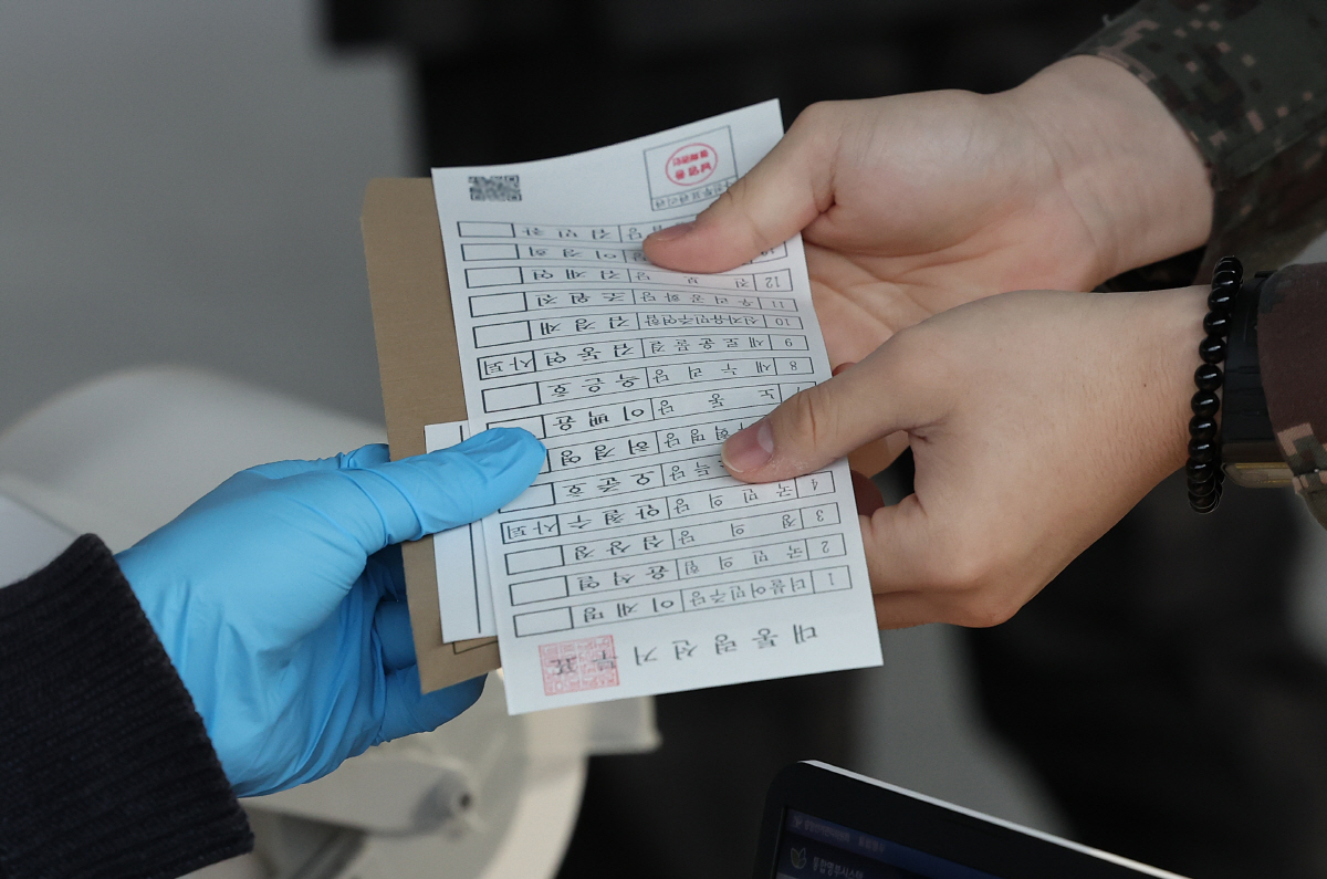 ▲투표용지 받는 유권자. (연합뉴스)
    (서울=연합뉴스) 임헌정 기자 = 제20대 대통령선거 사전투표 첫날인 4일 오전 서울 중구 서울역에 마련된 남영동 사전투표소에서 유권자가 투표용지를 받고 있다.
    투표용지에 국민의당 안철수, 새로운물결 김동연 후보 사퇴 표시가 돼있다. 
    이날 오전 6시 전국 3천552개 투표소에서 일제히 시작된 사전투표는 다음날 오후 6시까지 진행된다.
    코로나19 확진자와 격리자의 경우에는 오는 5일 방역 당국의 외출 허용 시각인 오후 5시부터 오후 6시 전까지 사전투표소에 도착하면 일반 선거인과 동선이 분리된 임시 기표소에서 투표할 수 있다. 2022.3.4
    kane@yna.co.kr/2022-03-04 09:37:05/
