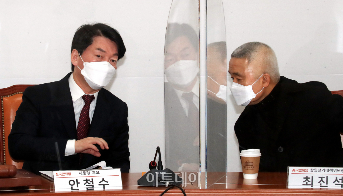 ▲안철수 국민의당 대표가 지난달 24일 오전 국회에서 열린 중앙선거대책위원회의에서 최진석 상임선거대책위원장과 대화하고 있다. (국회사진취재단)