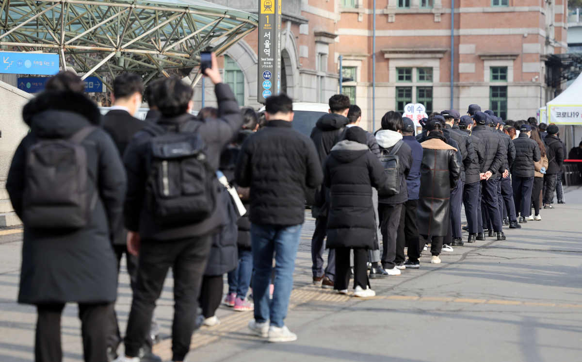 ▲신종 코로나바이러스 감염증(코로나19) 선별 검사소에서 검사를 받으려는 시민들이 줄을 서고 있다. (연합뉴스)