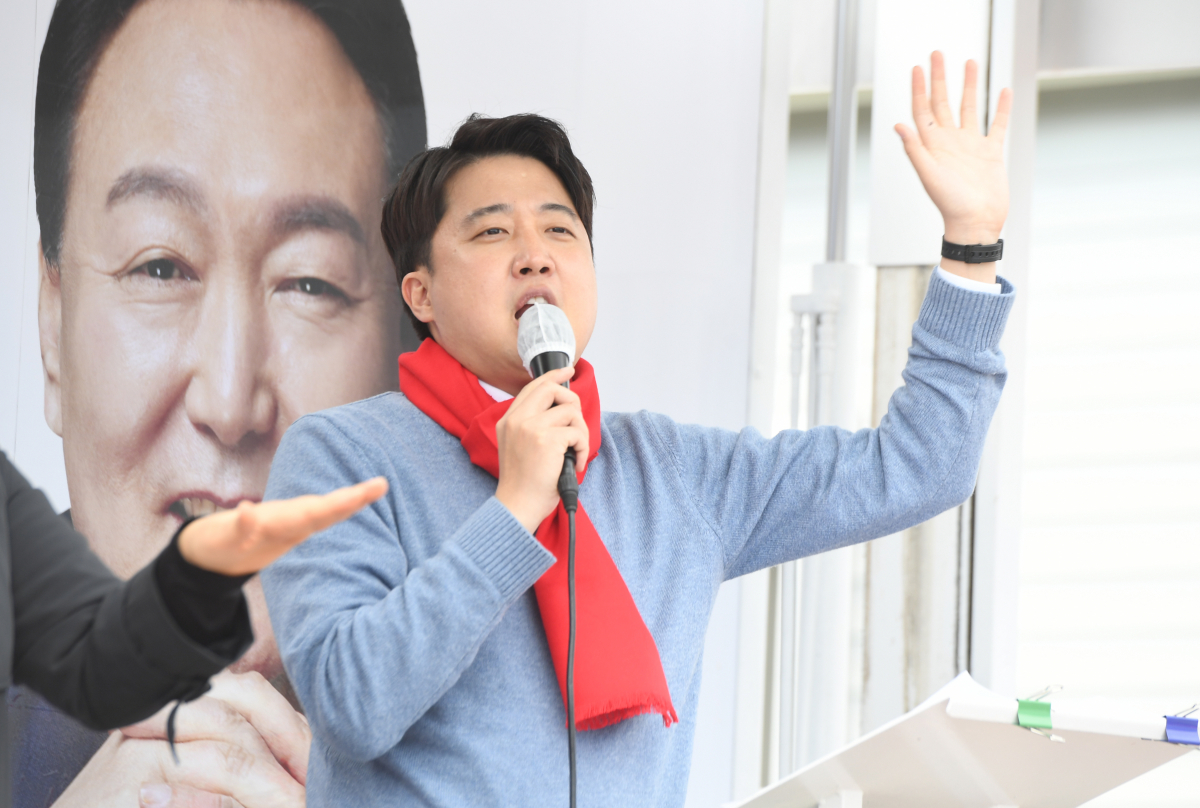 ▲이준석 국민의힘 대표가 4일 오후 서귀포오일장을 찾아 윤석열 후보에 대한 지지를 호소하고 있다. (연합뉴스)