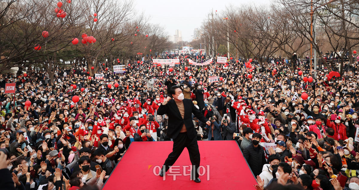 ▲윤석열 국민의힘 대선 후보가 4일 대구 달서구 두류공원에서 시민들을 향해 지지를 호소하고 있다 (공동사진취재단)