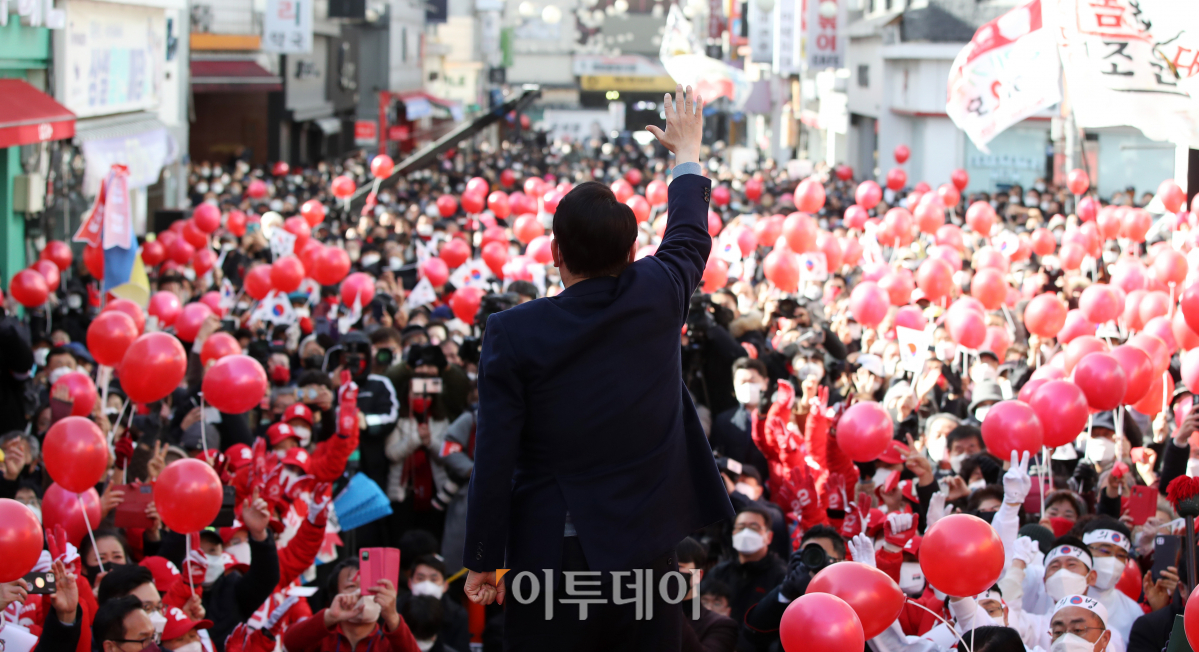 ▲윤석열 국민의힘 대선 후보가 5일 오전 충북 제천 문화의 거리 유세 현장에서 지지를 호소하고 있다. (사진공동취재단)