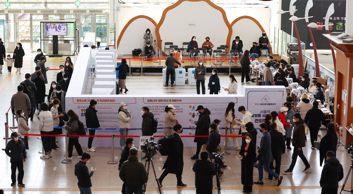 ▲20대 대선 사전투표 이틀째인 5일 오전 서울역 대합실에 마련된 사전투표소를 찾은 시민들이 투표를 위해 길게 줄지어 서 있다. 연합뉴스
