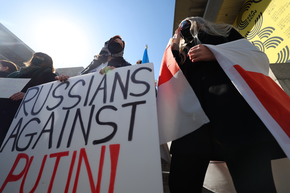 ▲5일 오후 서울 종로구 세종문화회관 앞에서 열린 러시아의 우크라이나 침공 규탄 집회에서 러시아와 벨라루스에서 온 참가자가 피켓을 들고 있는 모습. (연합뉴스)