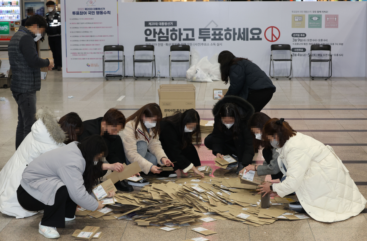 ▲5일 오후 서울역에 차려진 사전투표소에서 관계자들이 관외투표함을 열어 각 지역으로 보낼 준비를 하고 있다. 연합뉴스 (연합뉴스)