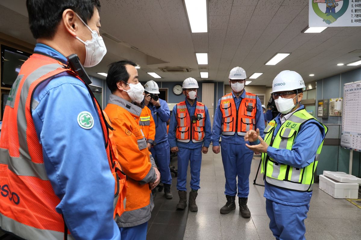 ▲김학동 포스코 대표이사 부회장이 4일 포항제철소 3제강공장에 방문해 직원들에게 격려 인사를 전하고 있다.  (사진제공=포스코)