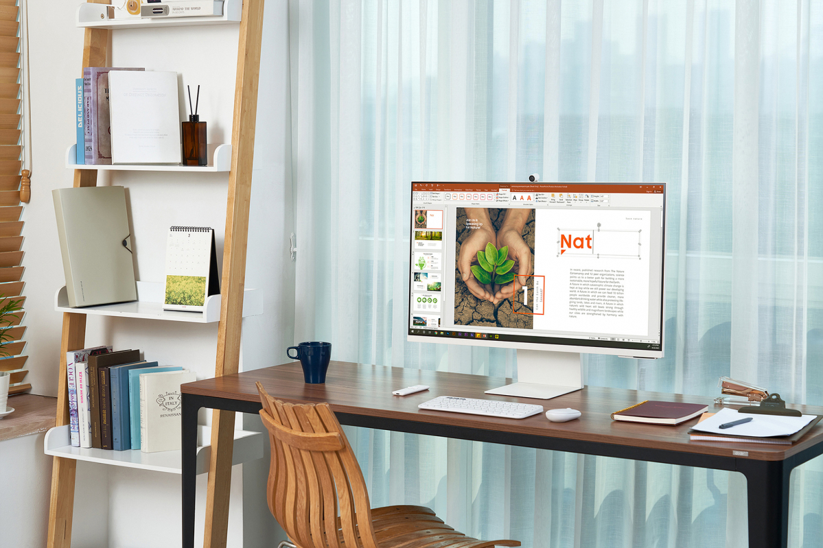 ▲스마트 모니터 M8은 슬림핏 캠과 워크스페이스 등 홈 오피스에 최적화된 기능을 갖췄다.  (사진제공=삼성전자)