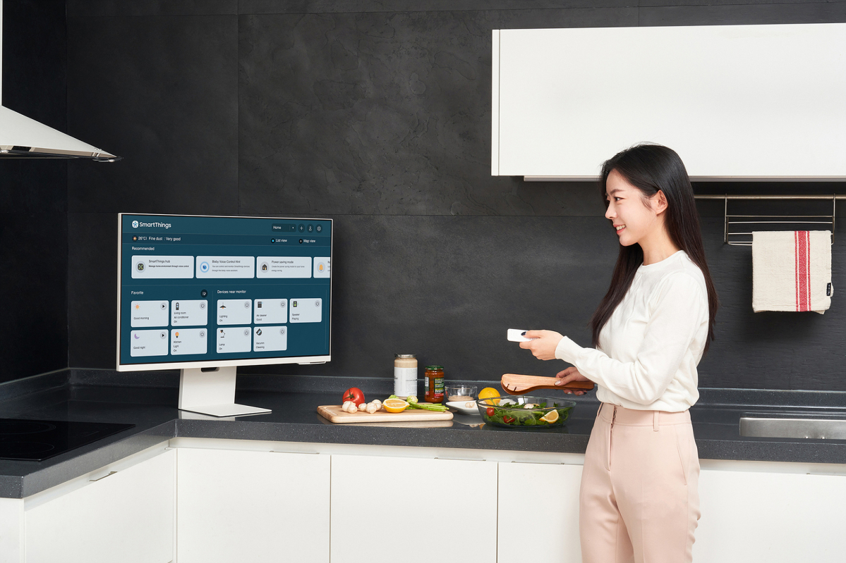 ▲스마트 모니터 M8은 ‘스마트싱스’(SmartThings) 앱의 ‘플로어 맵’(Floor Map)을 통해 집안 곳곳의 IoT 기기를 손쉽게 모니터링할 수 있다.  (사진제공=삼성전자)