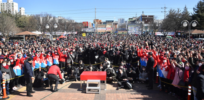 ▲6일 오후 경기도 동두천시 지행역 광장에 모인 시민들이 국민의힘 윤석열 대선 후보의 유세를 지켜보고 있다.  (연합뉴스)